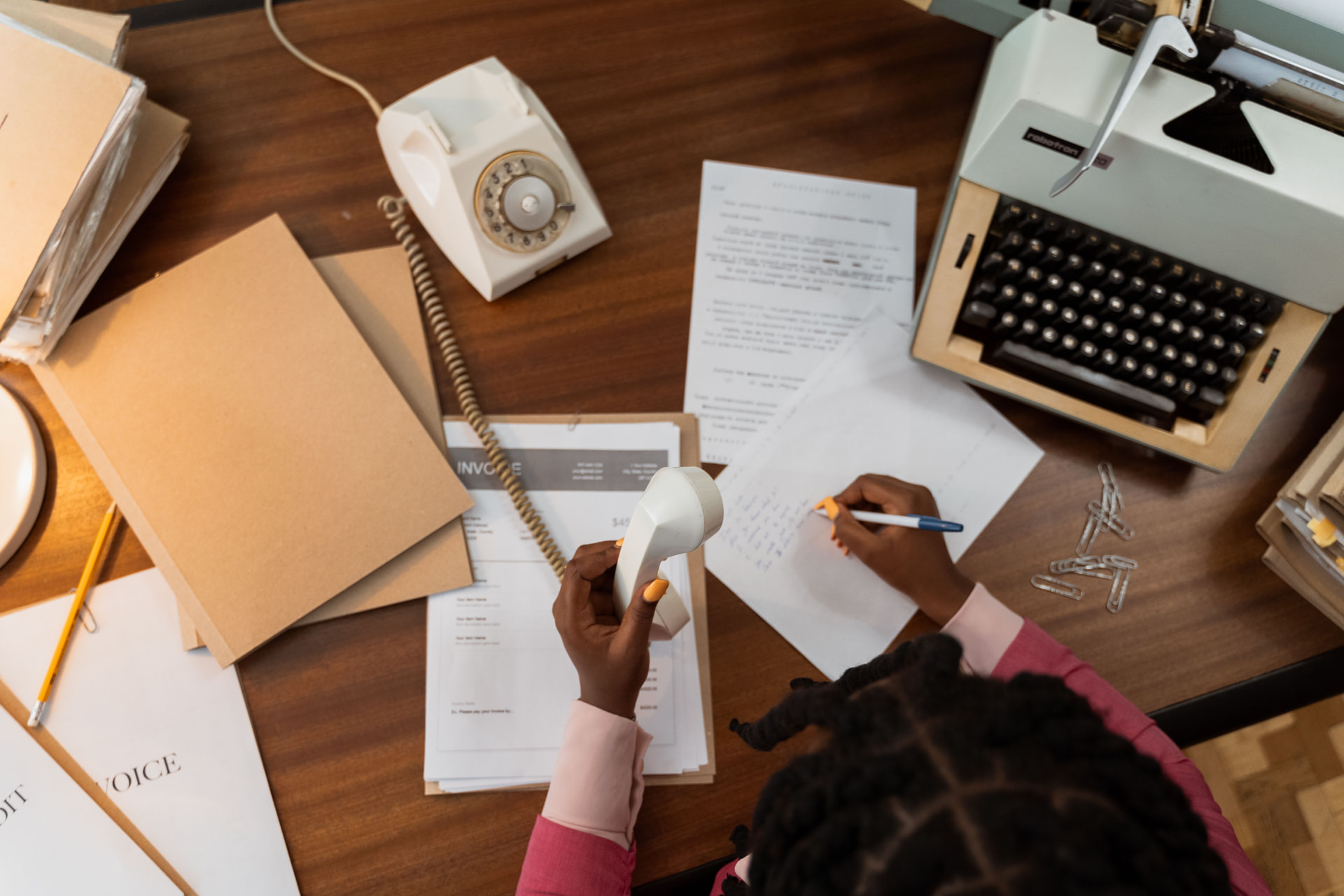 Escritorio con documentos y teléfono